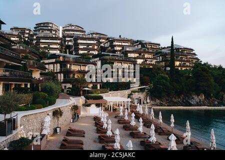 Budva, Montenegro - 07. juni 2020: Dukley-Gärten-Komplex in Budva, Montenegro. Stockfoto