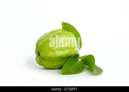 Eine grüne Kristallguava-Frucht mit isolierten Blättern auf weißem Hintergrund Stockfoto