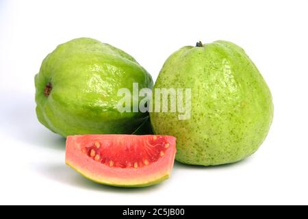 Frische Psidium guajava / Guava gemeine / Zitrone guava in Scheiben geschnitten und rohe Früchte isoliert auf weißem Hintergrund Stockfoto