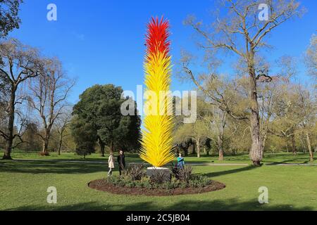 32 Kunstinstallationen wurden in den Gärten an einer Vielzahl von Orten aufgestellt. Als Besucher durch das Victoria Gate eindrangen, sahen sie den Sapphire Star, dessen einzelne Glasbläserformen nach außen strahlen, um ein himmlisches visuelles Erlebnis zu schaffen. Die leuchtend blaue Farbe von Sapphire Star ist in der Mitte hochkonzentriert, wo sich die einzelnen Glaselemente treffen und zunehmend undurchsichtig werden. Die lichtdurchlässigen, achromatischen Spitzen des Kunstwerks reflektieren Licht und verleihen ihm eine intensive Ausstrahlung. Chihuly's Arbeit wurde in mehr als 240 Museen auf der ganzen Welt in seiner 50-jährigen Karriere ausgestellt. Stockfoto