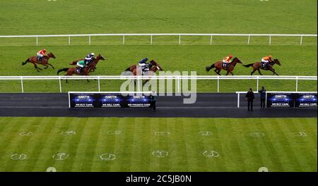 Königin von Silca, geritten von Jockey George Bass (rechts) auf dem Weg zum Sieg im Soviet Song Memorial Handicap auf der Rennbahn Chepstow. Stockfoto