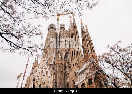 Barcelona, Spanien - 15. Dezember 2019: Fassade der Leidenschaften - Sagrada Familia in Barcelona. Stockfoto