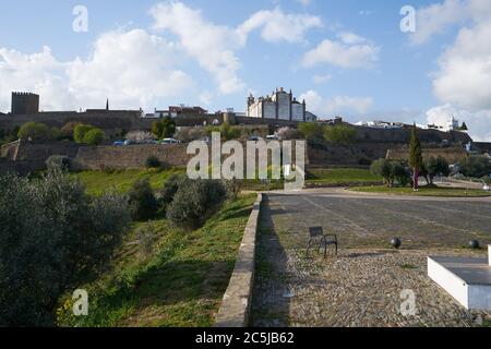 Monsaraz Dorf von außen gesehen in Alentejo, Portugal Stockfoto