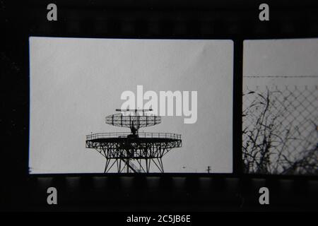 Feine 70er Jahre Vintage Kontakt Print schwarz-weiß Fotografie eines Flughafen Radar Flugzeug Tracker. Stockfoto