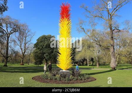 32 Kunstinstallationen wurden in den Gärten an einer Vielzahl von Orten aufgestellt. Als Besucher durch das Victoria Gate eindrangen, sahen sie den Sapphire Star, dessen einzelne Glasbläserformen nach außen strahlen, um ein himmlisches visuelles Erlebnis zu schaffen. Die leuchtend blaue Farbe von Sapphire Star ist in der Mitte hochkonzentriert, wo sich die einzelnen Glaselemente treffen und zunehmend undurchsichtig werden. Die lichtdurchlässigen, achromatischen Spitzen des Kunstwerks reflektieren Licht und verleihen ihm eine intensive Ausstrahlung. Chihuly's Arbeit wurde in mehr als 240 Museen auf der ganzen Welt in seiner 50-jährigen Karriere ausgestellt. Stockfoto