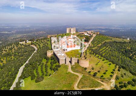 Evoramonte Drohne Luftaufnahme von Dorf und Schloss in Alentejo, Portugal Stockfoto