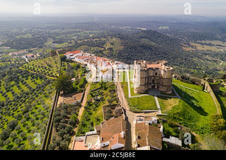 Evoramonte Drohne Luftaufnahme von Dorf und Schloss in Alentejo, Portugal Stockfoto