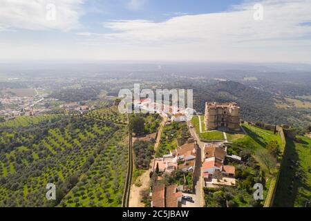 Evoramonte Drohne Luftaufnahme von Dorf und Schloss in Alentejo, Portugal Stockfoto