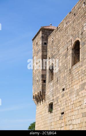 Ein Teil der Festung Nehaj über der Stadt Senj in Kroatien gegen den blauen Himmel. Stockfoto