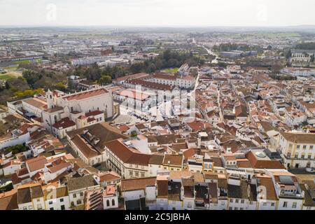 Evora Drohne Luftaufnahme an einem sonnigen Tag mit historischen Gebäuden Stadtzentrum und Kirche in Alentejo, Portugal Stockfoto