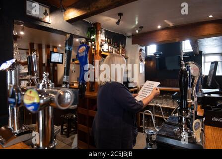 Die Vermieterin Carole Burton hinter der Bar der Three Crowns in Barrow upon Soar im Norden von Leicestershire, einem von mehreren Pubs außerhalb der Sperrzone, die beschlossen haben, dieses Wochenende geschlossen zu bleiben, nachdem eine lokale Sperre nach einer Spitze bei Coronavirus-Fällen in Leicester eingeführt wurde. Stockfoto