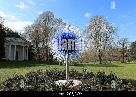 32 Kunstinstallationen wurden in den Gärten an einer Vielzahl von Orten aufgestellt. Als Besucher durch das Victoria Gate eindrangen, sahen sie den Sapphire Star, dessen einzelne Glasbläserformen nach außen strahlen, um ein himmlisches visuelles Erlebnis zu schaffen. Die leuchtend blaue Farbe von Sapphire Star ist in der Mitte hochkonzentriert, wo sich die einzelnen Glaselemente treffen und zunehmend undurchsichtig werden. Die lichtdurchlässigen, achromatischen Spitzen des Kunstwerks reflektieren Licht und verleihen ihm eine intensive Ausstrahlung. Chihuly's Arbeit wurde in mehr als 240 Museen auf der ganzen Welt in seiner 50-jährigen Karriere ausgestellt. Stockfoto
