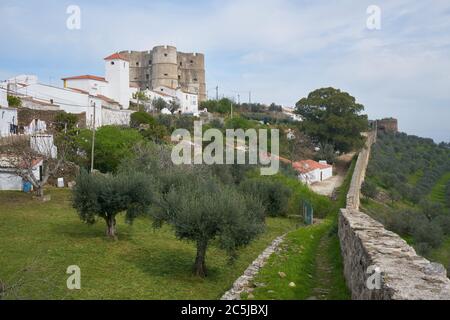 Evoramonte Stadtburg Wand historische Gebäude und Olivenbäume Park in Alentejo, Portugal Stockfoto