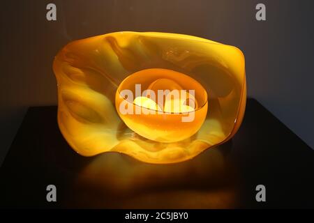 32 Kunstinstallationen wurden in den Gärten an einer Vielzahl von Orten aufgestellt. Als Besucher durch das Victoria Gate eindrangen, sahen sie den Sapphire Star, dessen einzelne Glasbläserformen nach außen strahlen, um ein himmlisches visuelles Erlebnis zu schaffen. Die leuchtend blaue Farbe von Sapphire Star ist in der Mitte hochkonzentriert, wo sich die einzelnen Glaselemente treffen und zunehmend undurchsichtig werden. Die lichtdurchlässigen, achromatischen Spitzen des Kunstwerks reflektieren Licht und verleihen ihm eine intensive Ausstrahlung. Chihuly's Arbeit wurde in mehr als 240 Museen auf der ganzen Welt in seiner 50-jährigen Karriere ausgestellt. Stockfoto