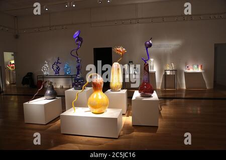 32 Kunstinstallationen wurden in den Gärten an einer Vielzahl von Orten aufgestellt. Als Besucher durch das Victoria Gate eindrangen, sahen sie den Sapphire Star, dessen einzelne Glasbläserformen nach außen strahlen, um ein himmlisches visuelles Erlebnis zu schaffen. Die leuchtend blaue Farbe von Sapphire Star ist in der Mitte hochkonzentriert, wo sich die einzelnen Glaselemente treffen und zunehmend undurchsichtig werden. Die lichtdurchlässigen, achromatischen Spitzen des Kunstwerks reflektieren Licht und verleihen ihm eine intensive Ausstrahlung. Chihuly's Arbeit wurde in mehr als 240 Museen auf der ganzen Welt in seiner 50-jährigen Karriere ausgestellt. Stockfoto