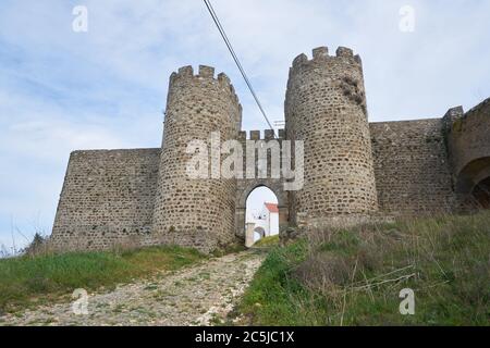 Evoramonte Stadtburg Eingangsmauer in Alentejo, Portugal Stockfoto