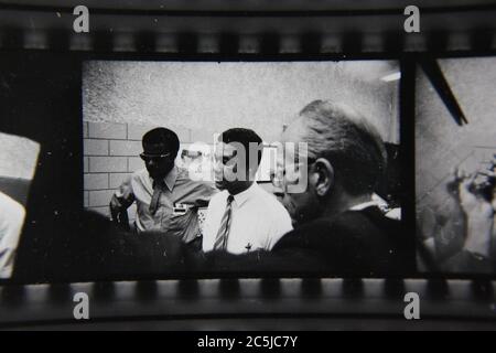 Feine 70er Jahre Vintage Kontakt Print schwarz-weiß Fotografie einer Gruppe von Mitarbeitern diskutieren Strategie zur Lösung eines Problems. Stockfoto