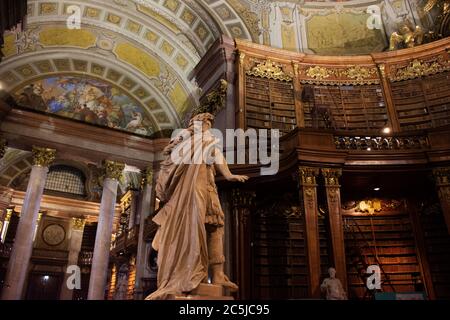 Der Prunksaal Standbild Zentrum der alten kaiserlichen Bibliothek für Österreicher und ausländische Reisende Besuch im Staatshaus der Österreichischen Nationalbibliothek Stockfoto