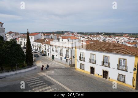 Blick auf die Evora-Straße im Zentrum von Alentejo, Portugal Stockfoto