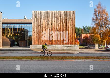 JOENSUU / FINNLAND - Oktober 15 2018: Das Metla House ist Finnlands erstes großes, dreistöckiges Bürogebäude, das aus Holz gebaut wurde Stockfoto