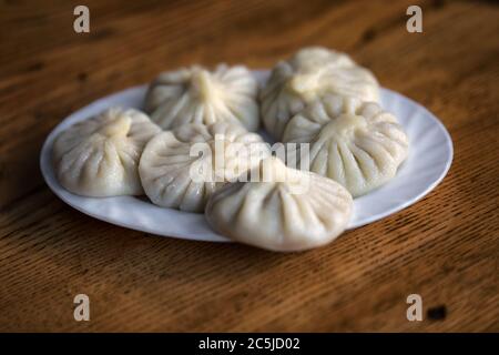 Khinkali auf dem Teller ist nationale Nahrung in einem georgischen Restaurant. Stockfoto