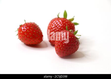Drei Erdbeeren auf weißem Hintergrund Stockfoto
