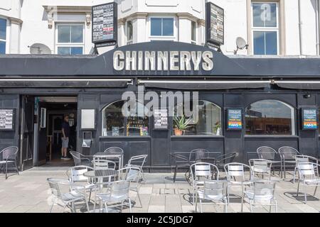 Southend-on-Sea, Großbritannien. Juli 2020. Tisch vor dem Chinnerys Musikpub am Meer. Pubs, Restaurants und Friseursalons in Southend-on-Sea bereiten sich darauf vor, nach der Corona-Virus-Pandemie Covid-19 wieder zu öffnen. Nicht alle Pubs werden am 4. Juli wieder eröffnet. Einige haben angegeben, dass sie zu einem späteren Zeitpunkt eröffnet werden. Penelope Barritt/Alamy Live News Stockfoto