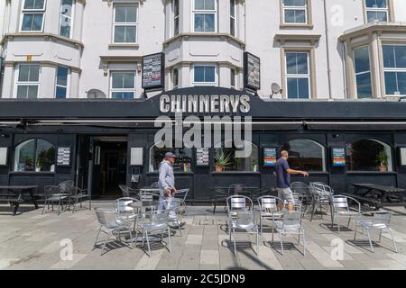 Southend-on-Sea, Großbritannien. Juli 2020. Tisch vor dem Chinnerys Musikpub am Meer. Pubs, Restaurants und Friseursalons in Southend-on-Sea bereiten sich darauf vor, nach der Corona-Virus-Pandemie Covid-19 wieder zu öffnen. Nicht alle Pubs werden am 4. Juli wieder eröffnet. Einige haben angegeben, dass sie zu einem späteren Zeitpunkt eröffnet werden. Penelope Barritt/Alamy Live News Stockfoto