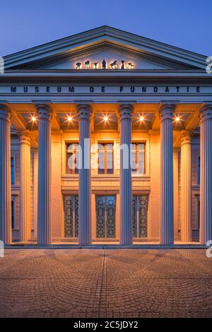 Museum de Fundatie ist ein Museum für bildende Kunst in der Overijssel-Hauptstadt Zwolle, Niederlande. Dieser ehemalige Justizpalast wurde in Neoklaten erbaut Stockfoto