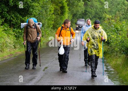 Rowerdennan, Schottland, Großbritannien. Juli 2020. Wanderer trotzen starkem Regen und wandern entlang des West Highland Way neben Loch Lomond in Rowardennan, Stirling. First Minister Nicola Sturgeon erlaubt Reisen von mehr als 5 Meilen von heute und die Menschen nutzen zu reisen. Iain Masterton/Alamy Live News Stockfoto