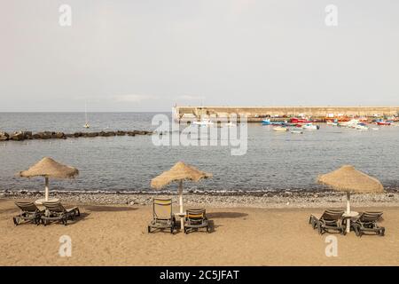 Strand leer von Menschen an einem frühen Morgen im Juli, Playa San Juan, Teneriffa, Kanarische Inseln, Spanien Stockfoto