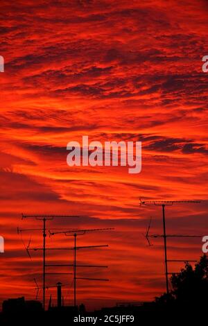 Antennen vor dem brennenden Himmel Stockfoto