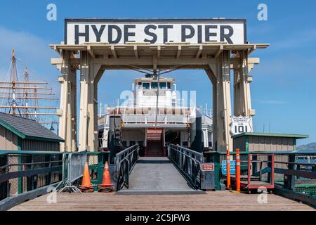 Blick auf den Eingang zum Hyde Street Pier Stockfoto