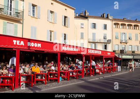 Cafés am Hafen, Saint-Tropez, Var, Provence-Alpes-Cote d'Azur, Frankreich, Europa Stockfoto
