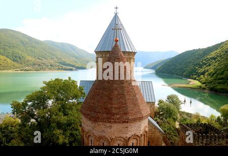 Zwei mittelalterliche Kirchen am Ufer des Aragvi Flusses im Ananuri Castle Complex, Georgia Stockfoto