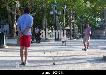 Männer spielen Petanque, Place des Lices, Saint-Tropez, Var, Provence-Alpes-Cote d'Azur, Frankreich, Europa Stockfoto