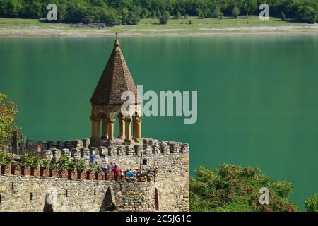 Fantastische Aussicht auf Ananuri mittelalterliche Burg Komplex gegen das Emeral Green Water von Jinvali Reservoir, Georgia Stockfoto