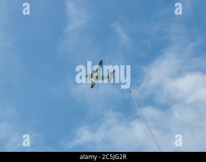 Ansicht des US Coast Guard Aircraft Alenia C-27J Spartan Aircraft, das über der Bucht von San Francisco fliegt Stockfoto