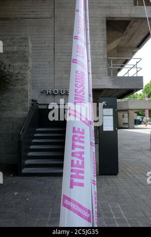 National Theatre, Southbank, London, Großbritannien. Juli 2020. Coronavirus: Das Nationaltheater ist in rosa Klebeband gehüllt, 'Missing Live Theatre' Teil einer Kampagne zur Unterstützung von Live-Theater. Kredit: Matthew Chattle/Alamy Live Nachrichten Stockfoto