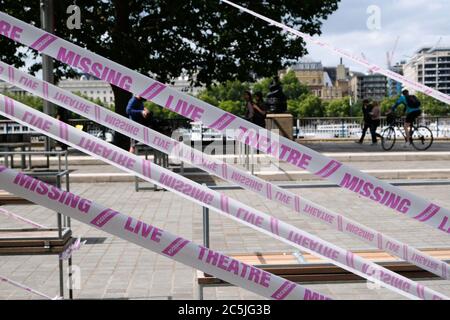 National Theatre, Southbank, London, Großbritannien. Juli 2020. Coronavirus: Das Nationaltheater ist in rosa Klebeband gehüllt, 'Missing Live Theatre' Teil einer Kampagne zur Unterstützung von Live-Theater. Kredit: Matthew Chattle/Alamy Live Nachrichten Stockfoto