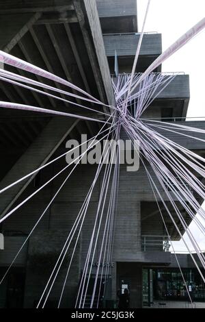 National Theatre, Southbank, London, Großbritannien. Juli 2020. Coronavirus: Das Nationaltheater ist in rosa Klebeband gehüllt, 'Missing Live Theatre' Teil einer Kampagne zur Unterstützung von Live-Theater. Kredit: Matthew Chattle/Alamy Live Nachrichten Stockfoto