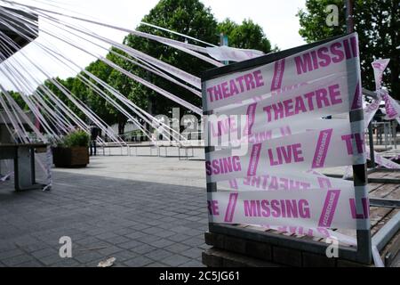 National Theatre, Southbank, London, Großbritannien. Juli 2020. Coronavirus: Das Nationaltheater ist in rosa Klebeband gehüllt, 'Missing Live Theatre' Teil einer Kampagne zur Unterstützung von Live-Theater. Kredit: Matthew Chattle/Alamy Live Nachrichten Stockfoto