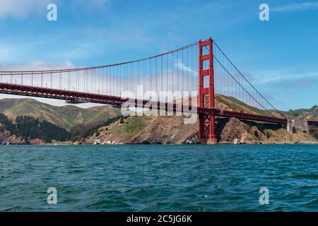 Blick auf die Golden Gate Bridge von der Bucht Stockfoto