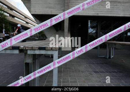 National Theatre, Southbank, London, Großbritannien. Juli 2020. Coronavirus: Das Nationaltheater ist in rosa Klebeband gehüllt, 'Missing Live Theatre' Teil einer Kampagne zur Unterstützung von Live-Theater. Kredit: Matthew Chattle/Alamy Live Nachrichten Stockfoto