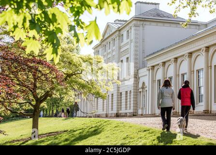 Menschen, die dort spazieren Hund außerhalb Kenwood House Hampstead London Großbritannien Stockfoto