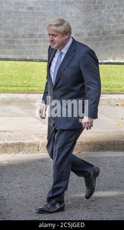 Premierminister Boris Johnson geht vor die 10 Downing Street, Westminster, London, Großbritannien Stockfoto