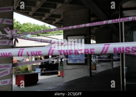 National Theatre, Southbank, London, Großbritannien. Juli 2020. Coronavirus: Das Nationaltheater ist in rosa Klebeband gehüllt, 'Missing Live Theatre' Teil einer Kampagne zur Unterstützung von Live-Theater. Kredit: Matthew Chattle/Alamy Live Nachrichten Stockfoto