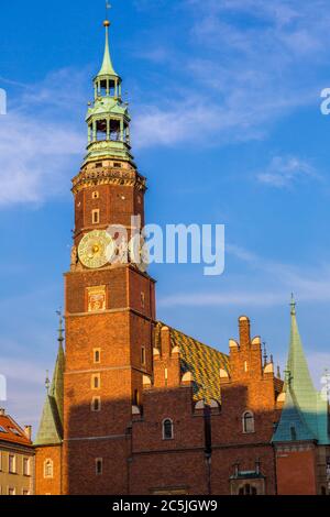 BRESLAU, POLEN - JULI 29: Altes Rathaus in Breslau, Polen am 29. Juli 2014. Breslau ist eine alte und sehr schöne Stadt in Polen Stockfoto