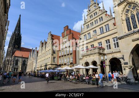 Menschen und Geschäfte im Prinzipalmarkt, beliebte Altstadt, Münster in Westfalen, Nordrhein-Westfalen, Deutschland Stockfoto