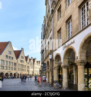 Menschen und Geschäfte im Prinzipalmarkt, beliebte Altstadt, Münster in Westfalen, Nordrhein-Westfalen, Deutschland Stockfoto